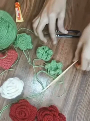 Crochet roses and leaves being made on Ilmaa's work table