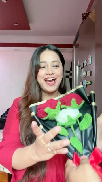 Creator @aasifa_24 unwrapping a crochet rose bouquet from Ilmaa